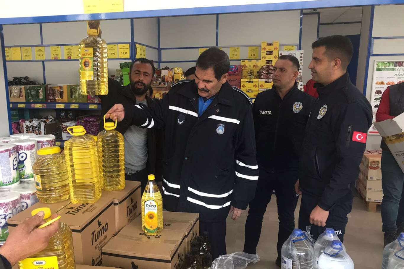 Viranşehir'de marketlere fiyat ve stok denetimi Viranşehir'de marketlere fiyat ve stok denetimi